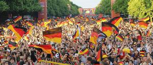 Die Geburtsstunde der "neuen Deutschen", während der WM 2010 auf der Fanmeile in Berlin. Der neue Deutsche ist selbstbewusster, geliebt werden will er trotzdem unbedingt.