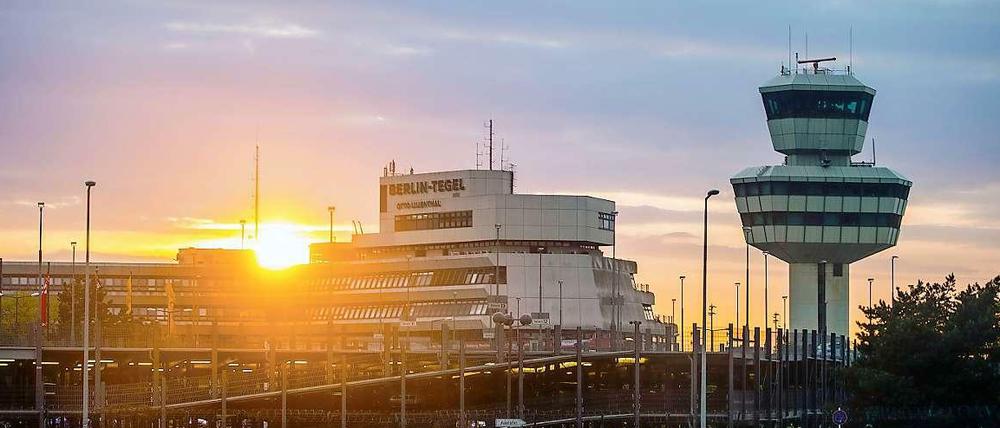 In Tegel werden eines Tages die Lichter ausgehen: Dem Vorschlag von Hartmut Mehdorn, den Flugbetrieb in Tegel auch nach der BER-Eröffnung weiter in Betrieb zu halten, erteilt Matthias Platzeck nun eine klare Absage.
