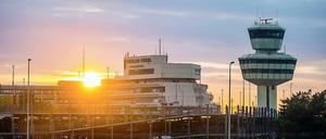 In Tegel werden eines Tages die Lichter ausgehen: Dem Vorschlag von Hartmut Mehdorn, den Flugbetrieb in Tegel auch nach der BER-Eröffnung weiter in Betrieb zu halten, erteilt Matthias Platzeck nun eine klare Absage.
