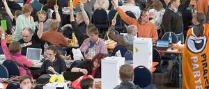 Piratenparteitag im bayerischen Neumarkt: Grundeinkommen, Mindestlohn und doppelte Staatsbürgerschaft werden ins Parteiprogramm aufgenommen.