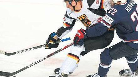 Schlägerspitzenduell. Der US-Amerikaner Matt Hunwick (rechts) und Michael Wolf im Kampf um den Puck.