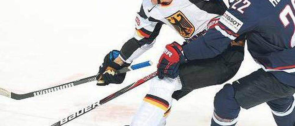 Schlägerspitzenduell. Der US-Amerikaner Matt Hunwick (rechts) und Michael Wolf im Kampf um den Puck.