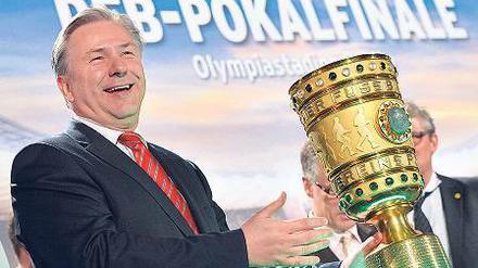 Berlin packt zu. Der Regierende Bürgermeister Klaus Wowereit würde den DFB-Pokal gerne mal länger in der Stadt halten als nur für ein paar Wochen. Foto: dpa