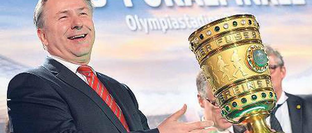 Berlin packt zu. Der Regierende Bürgermeister Klaus Wowereit würde den DFB-Pokal gerne mal länger in der Stadt halten als nur für ein paar Wochen. Foto: dpa