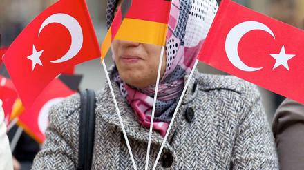 Die meisten türkischen Migranten in Deutschland haben eine starke emotionale Bindung an die alte Heimat.