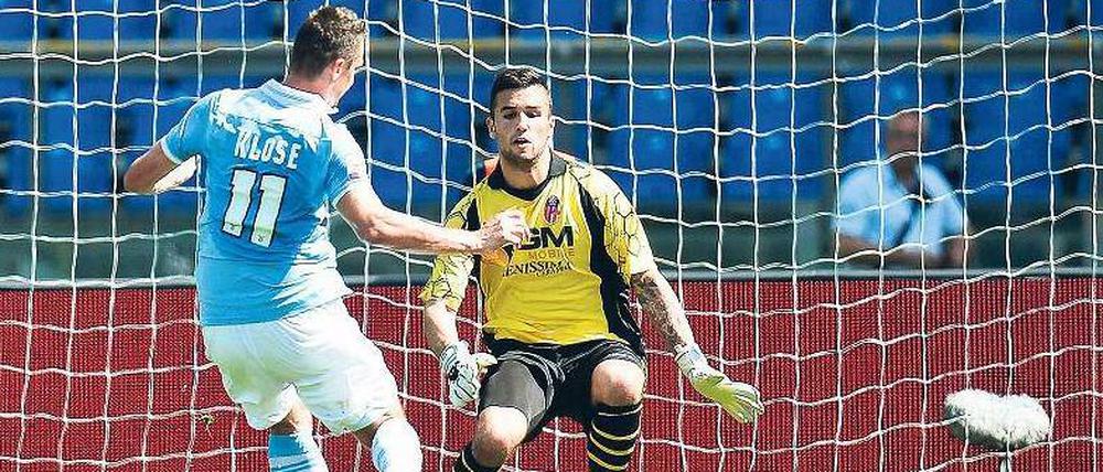 Und noch einer. Miroslav Klose bereitete Bolognas Torhüter Dejan Stojanovic einen unangenehmen Nachmittag. Foto: dpa
