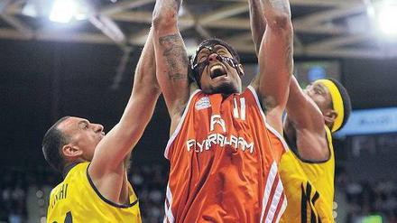 Zwei Berliner können einen Münchner nicht aufhalten. Yassin Idbihi (links) und Derrick Byars gelingt es nicht, Lawrence Roberts den Ball abzunehmen. Foto: dpa
