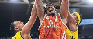 Zwei Berliner können einen Münchner nicht aufhalten. Yassin Idbihi (links) und Derrick Byars gelingt es nicht, Lawrence Roberts den Ball abzunehmen. Foto: dpa