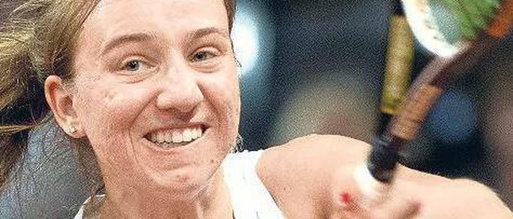 Auf die Zähne gebissen. Trotzdem verlor Mona Barthel das Auftaktmatch. Foto: dpa