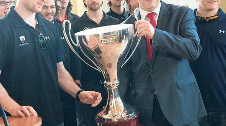 Gerne bei Gewinnern. Klaus Wowereit feiert mit den Eisbären die Meisterschaft im Roten Rathaus nach.
