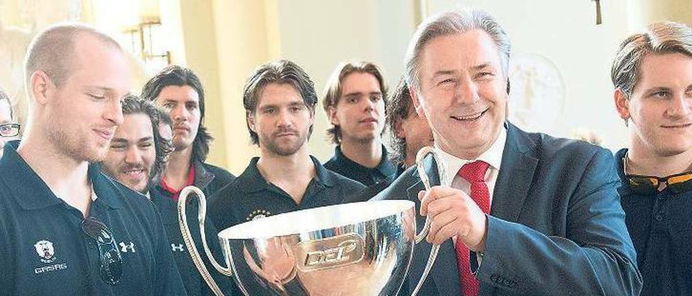 Gerne bei Gewinnern. Klaus Wowereit feiert mit den Eisbären die Meisterschaft im Roten Rathaus nach.