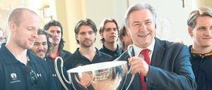 Gerne bei Gewinnern. Klaus Wowereit feiert mit den Eisbären die Meisterschaft im Roten Rathaus nach.