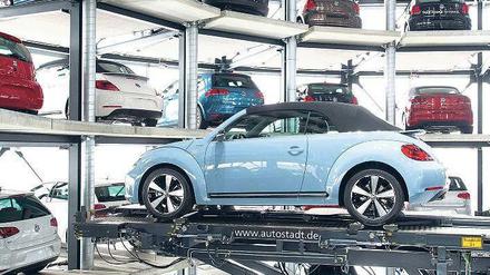Hausgemachtes Problem. Die Hersteller, hier VW in seiner Wolfsburger Autostadt, hätten den Markt mit ihren Tricks bei der Zulassung ruiniert, sagen Branchenexperten. Foto: dpa