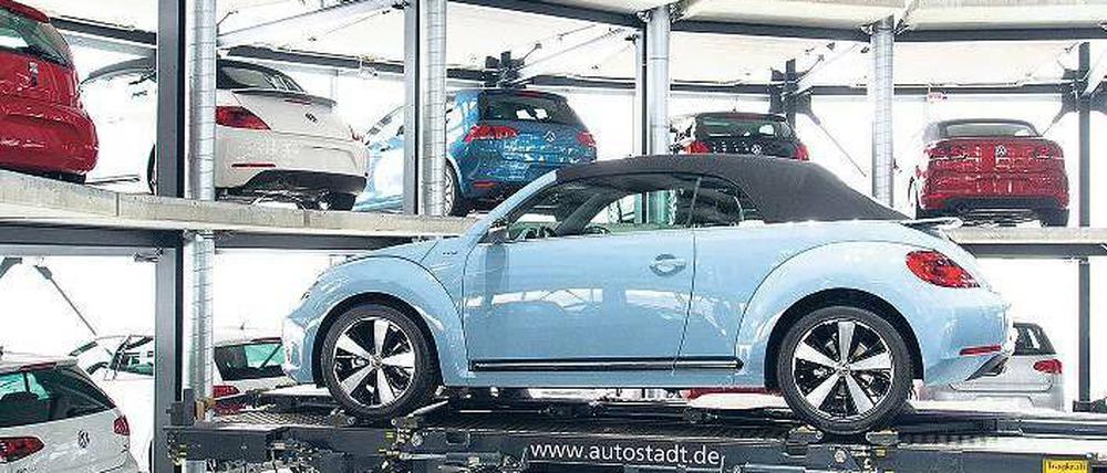 Hausgemachtes Problem. Die Hersteller, hier VW in seiner Wolfsburger Autostadt, hätten den Markt mit ihren Tricks bei der Zulassung ruiniert, sagen Branchenexperten. Foto: dpa