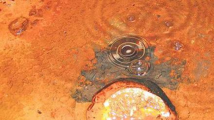 Blubbern aus der Urzeit. In tiefen Minenschächten finden Geoforscher Wasser, das seit Jahrmillionen keinen Kontakt zur Oberfläche hatte. Mithilfe austretender Gase kann es datiert werden.