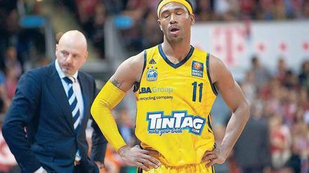 Endstation München: Alba Berlins Trainer Sasa Obradovic und sein Spieler Derrick Byars nach dem Viertelfinal-Aus beim FC Bayern.