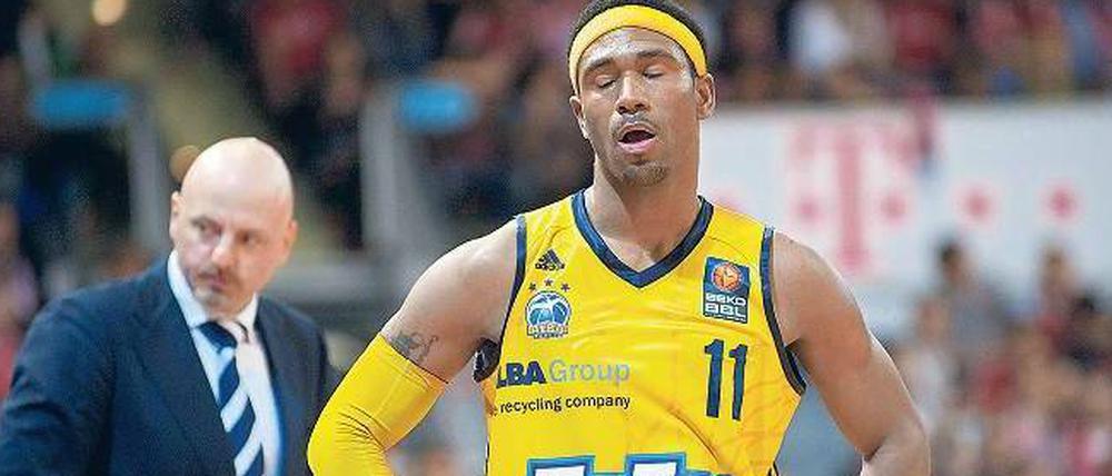 Endstation München: Alba Berlins Trainer Sasa Obradovic und sein Spieler Derrick Byars nach dem Viertelfinal-Aus beim FC Bayern.