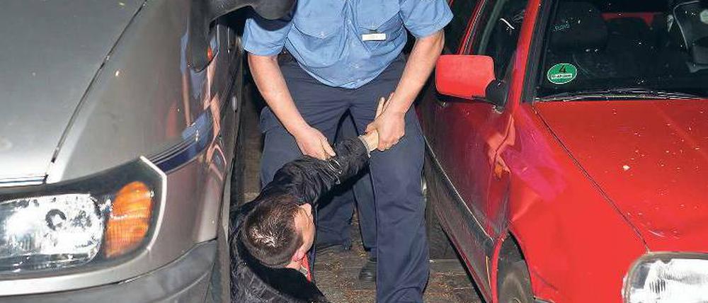 Dieser Sprayer beschmierte die Julius-Leber-Brücke. Er versteckte sich vor der Polizei unter einem Auto – und wurde hervorgezogen. 