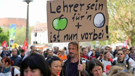 Hunderte angestellte Lehrer gingen am Montag erneut auf die Straße. Sie fordern unter anderem, genauso entlohnt zu werden wie ihre verbeamteten Kollegen. Die Streiks sollen bis zum Freitag andauern.