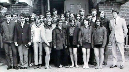 Bundeskanzlerin Angela Merkel, (geborene Kasner) mit ihren Schulfreunden aus der 10. Klasse der Polytechnischen Oberschule Templin/Brandenburg (2. Reihe, Mitte, leicht verdeckt).