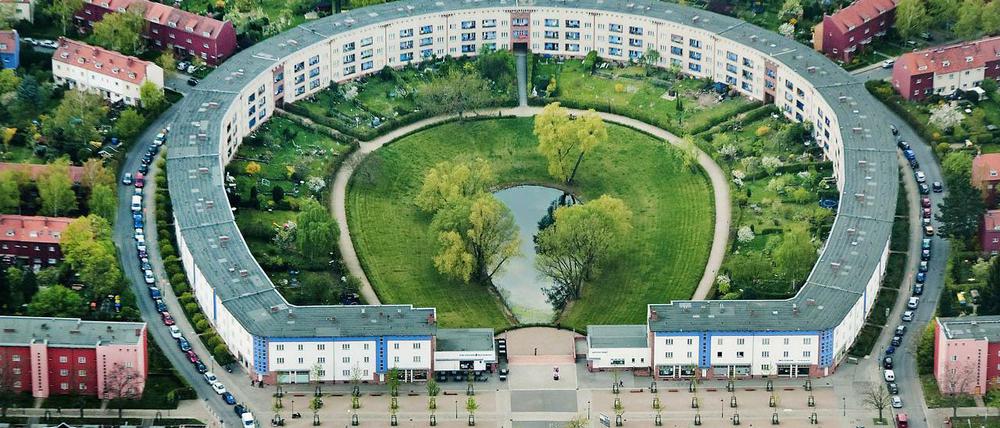 Die Berliner Hufeisensiedlung in Britz ist eines der ersten Projekte des sozialen Wohnungsbaus und gilt als Ikone des modernen Städtebaus. Die zwischen 1925 und 1930 in mehreren Abschnitten gebaute "Großsiedlung Britz" ist die prominenteste der sechs Berliner Welterbe-Siedlungen. Im Nicolai-Verlag ist nun ein neuer Architekturführer über das Bauprojekt erschienen.