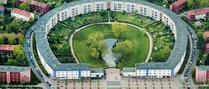 Die Berliner Hufeisensiedlung in Britz ist eines der ersten Projekte des sozialen Wohnungsbaus und gilt als Ikone des modernen Städtebaus. Die zwischen 1925 und 1930 in mehreren Abschnitten gebaute "Großsiedlung Britz" ist die prominenteste der sechs Berliner Welterbe-Siedlungen. Im Nicolai-Verlag ist nun ein neuer Architekturführer über das Bauprojekt erschienen.