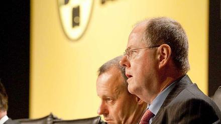 Politker als Aufseher: Peer Steinbrück und Ex-CDU-Finanzexperte Friedrich Merz (l.) sitzen beide im Kontrollgremium bei Borussia Dortmund. Frauen sind dort nicht vertreten.