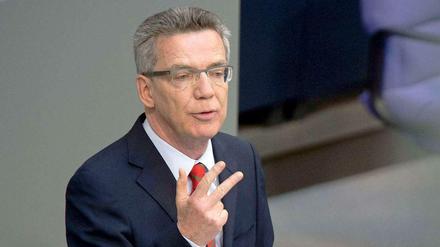 Bundesverteidigungsminister Thomas de Maizière (CDU) sprach am Donnerstag in Berlin bei der Sitzung des Bundestages über das gescheiterte Milliarden-Projekt. 