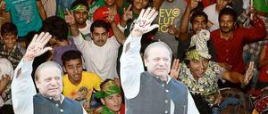 Anhänger von Nawaz Sharif bejubeln den Wahlausgang.