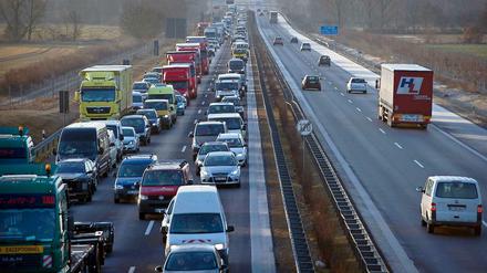 Stau nach Unfall. Laut Statistik sind die Straftaten im Berliner Verkehr 2012 um fünf Prozent gestiegen.