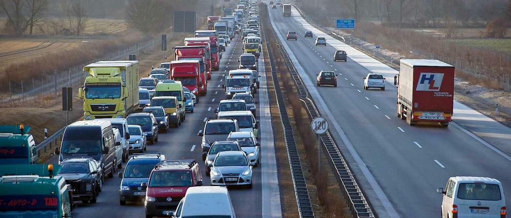 Stau nach Unfall. Laut Statistik sind die Straftaten im Berliner Verkehr 2012 um fünf Prozent gestiegen.