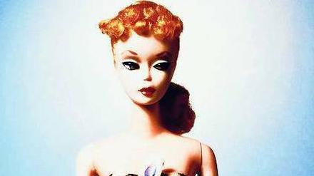 Die Erste: So sah Barbie aus, als die Firma Mattel sie 1959 in Amerika auf den Markt brachte. Inspiriert war sie von der deutschen Puppe namens „Bild-Lilli“. 
