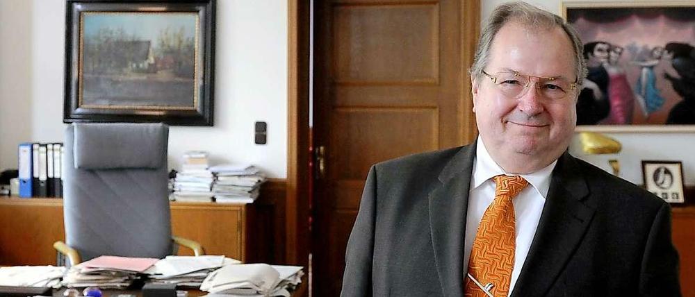 Heinz Buschkowsky in seinem Amtszimmer. Dort hat er auch Teile seines Buches verfasst.