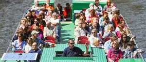 Millionen von Touristen kommen jedes Jahr nach Berlin. Jetzt will der Senat, dass sie eine Bettensteuer zahlen.