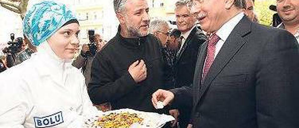Guten Appetit. Davutoglu probierte türkische Spezialitäten. Foto: AFP