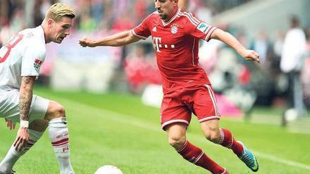 Ausgetanzt. Eine Körpertäuschung reicht Franck Ribéry, um am Augsburger André Hahn vorbeizukommen.
