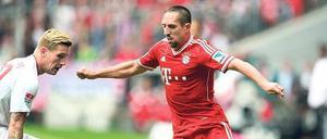 Ausgetanzt. Eine Körpertäuschung reicht Franck Ribéry, um am Augsburger André Hahn vorbeizukommen.