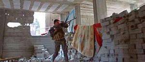 Unter Beschuss. Ein Aufständischer hat sich in Deir al Sor verschanzt.