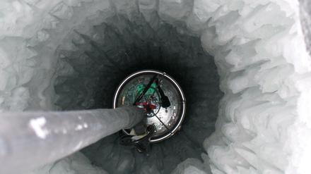 Kugeln im Eis. Die Fotodetektoren von "Icecube" sind etwa so groß wie Medizinbälle. Sie hängen an langen Stahlseilen und reichen bis zu 2,5 Kilometer ins Eis. 