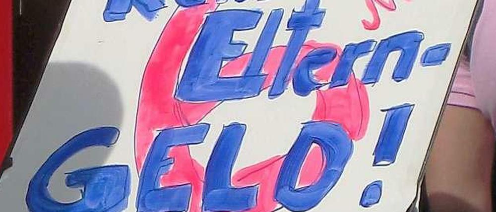 An die 1200 Eltern sind betroffen: Einige warten bis zu sechs Monate. Ihren Unmut darüber zeigen sie mit Plakaten und Rasselgeklapper.