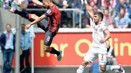 Nur siegen ist schöner. Herthas Marcel Ndjeng versucht den Ball artistisch vor dem Aus zu retten, Kölns Chihi sieht ihn dort schon. Foto: dpa