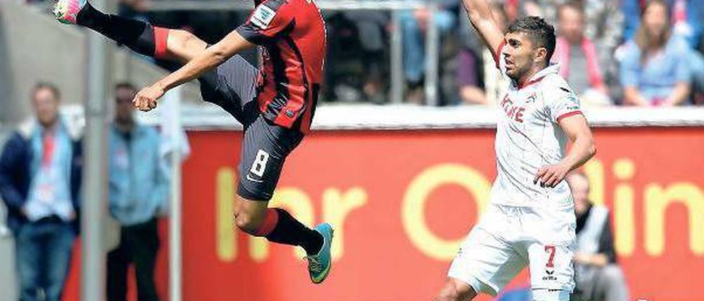 Nur siegen ist schöner. Herthas Marcel Ndjeng versucht den Ball artistisch vor dem Aus zu retten, Kölns Chihi sieht ihn dort schon. Foto: dpa