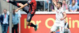 Nur siegen ist schöner. Herthas Marcel Ndjeng versucht den Ball artistisch vor dem Aus zu retten, Kölns Chihi sieht ihn dort schon. Foto: dpa