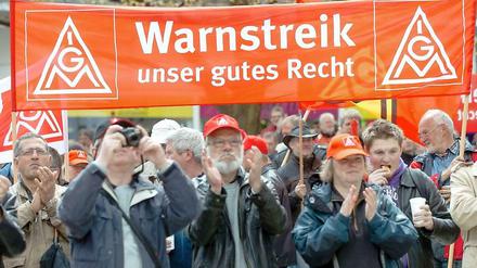 Warnstreik verhindert: IG Metall und Arbeitgeber haben sich am frühen Mittwochmorgen auf einen neuen Tarifvertrag für die Metall- und Elektroindustrie geeinigt. 