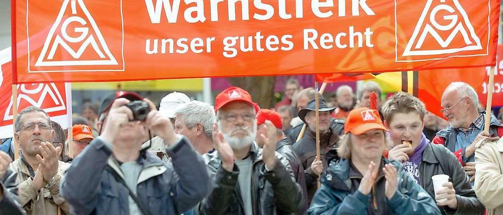 Warnstreik verhindert: IG Metall und Arbeitgeber haben sich am frühen Mittwochmorgen auf einen neuen Tarifvertrag für die Metall- und Elektroindustrie geeinigt. 