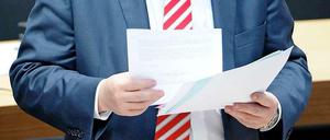 Das Landesparlament fühlt sich bei der politischen Aufarbeitung der NSU-Akten schlecht behandelt - und zwar vom Innensenator Henkel selbst.