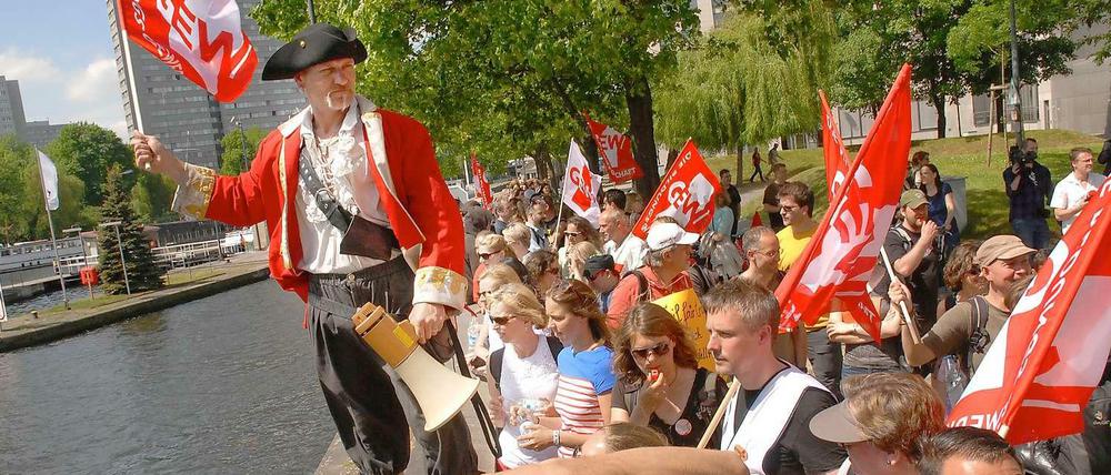 Als Pirat verkleideter Lehrer fordert: "Wir wollen auch etwas von der Beute abhaben"
