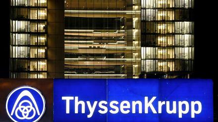 Der angeschlagene ThyssenKrupp-Konzern verschärft sein Sparprogramm und will 3000 Stellen in der Verwaltung streichen.