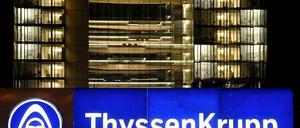 Der angeschlagene ThyssenKrupp-Konzern verschärft sein Sparprogramm und will 3000 Stellen in der Verwaltung streichen.