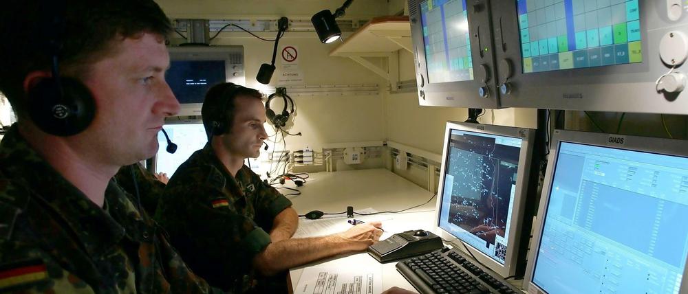Der gekonnte Umgang mit Technik wird für die Soldaten-Ausbildung immer wichtiger. Die Bundeswehr bildet Soldaten nun auch für den Cyberkrieg aus, die 2016 einssatzbereit sein sollen.
